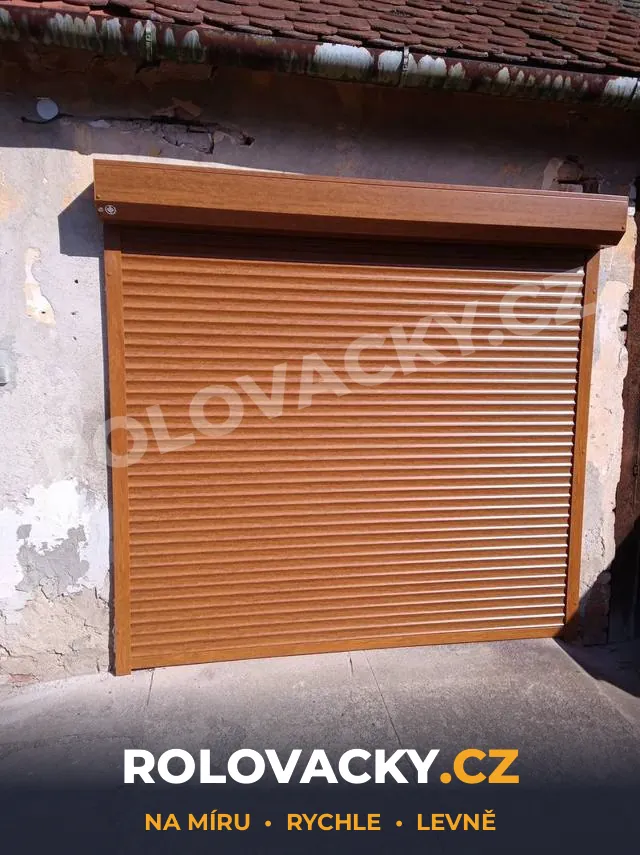 Rolovací vrata v dekoru zlatý dub
