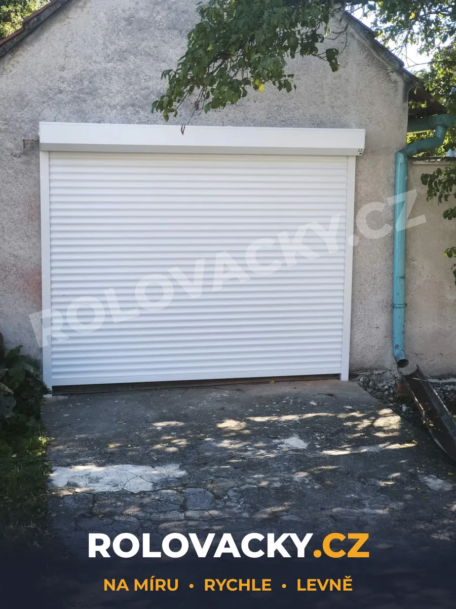 Bílá rolovací vrata na garáži rodinného domu