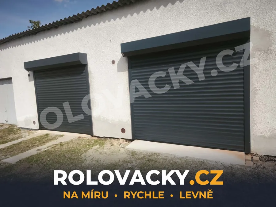 Dvoje antracitová rolovací vrata na garážích