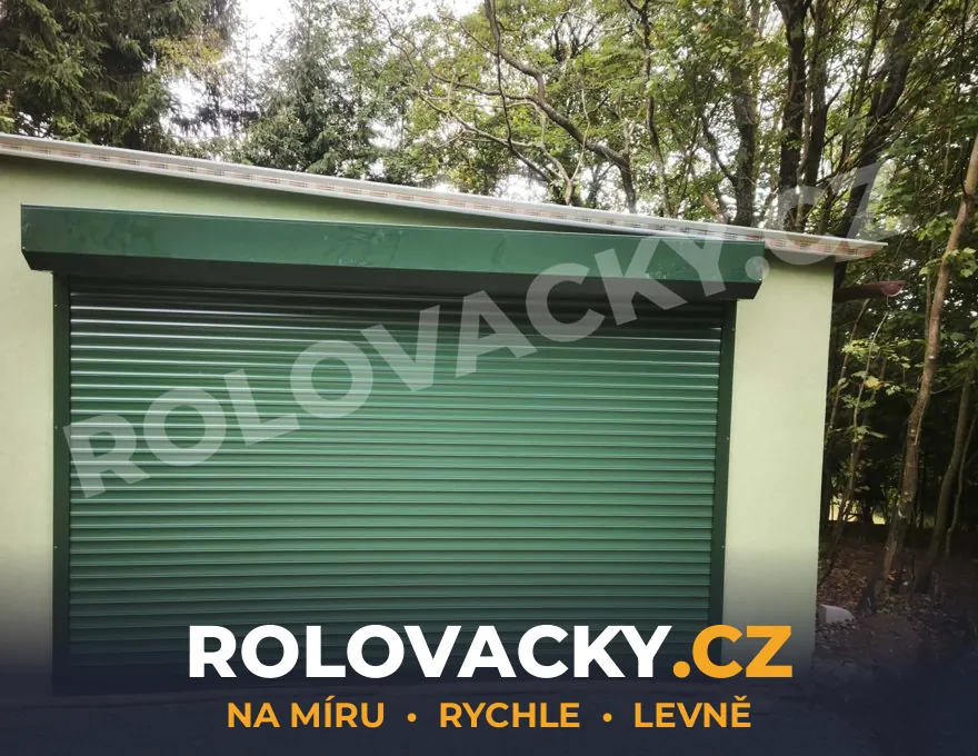 Zelená rolovací vrata na garáži