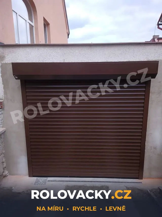 Hnědá rolovací vrata na garáži rodinného domu