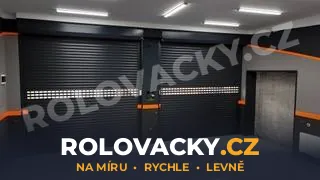 Černá rolovací vrata v osvětlené garáži
