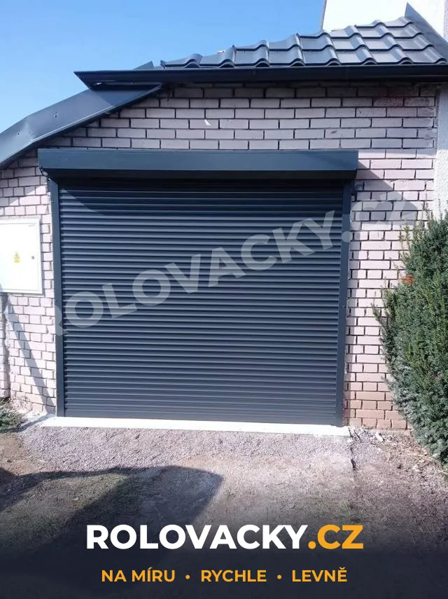 Antracitová rolovací vrata na garáži