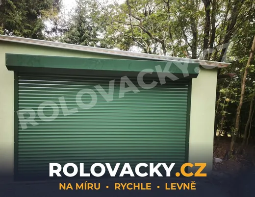 Rodinná garáž — netradiční tmavě zelená barva