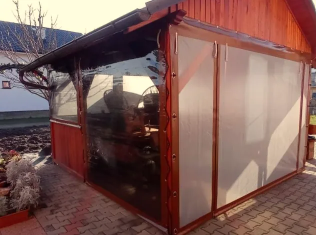 Pergola uzavřená průhlednou a mléčnou plachtou