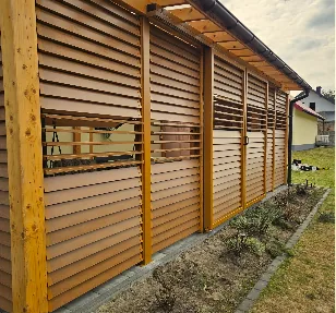 Terasové žaluzie podél stěny